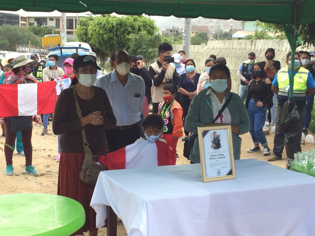 Familiares y autoridades realizan homenaje póstumo a Silvano Oblitas