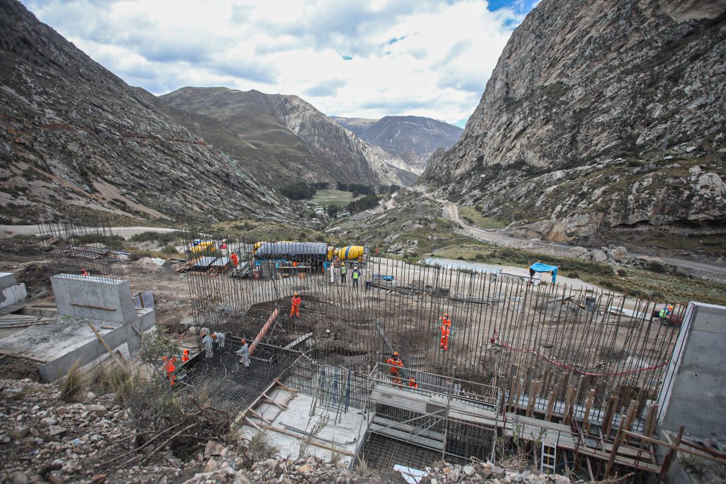 Avanza la construcción de la carretera Oyón-Ambo