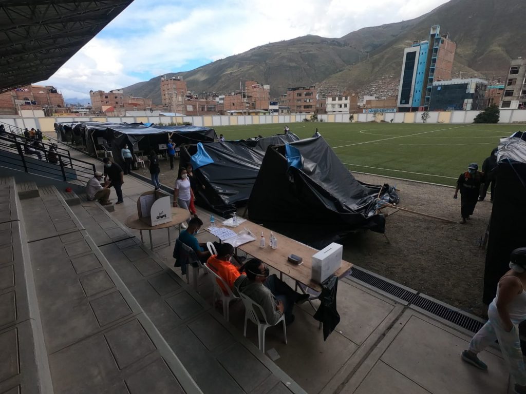 Vientos arrancaron carpas de sufragio