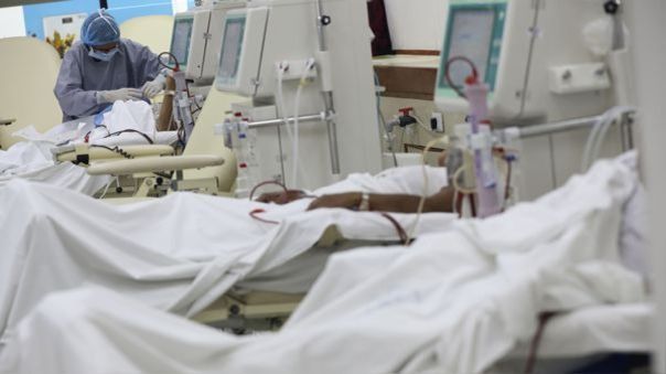 Muertes diarias por COVID-19 se incrementan casi en un 70%