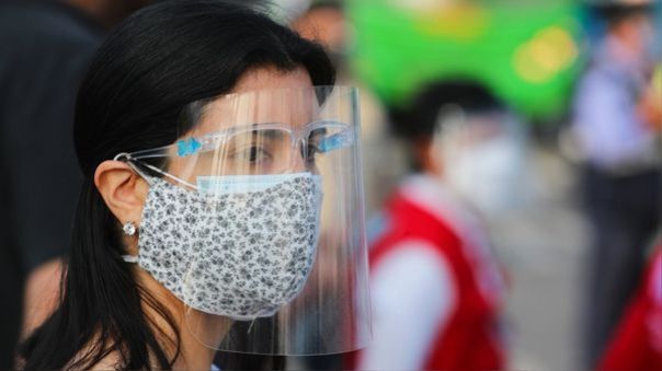 Uso de doble mascarilla evita en 98% contagio de la COVID-19