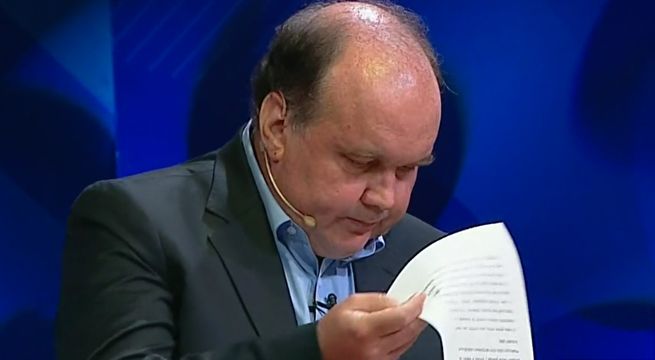 Rafael López buscó respuesta en sus apuntes tras pregunta del moderador