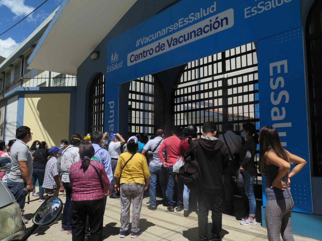 Desorden y aglomeración en segundo día de vacunación