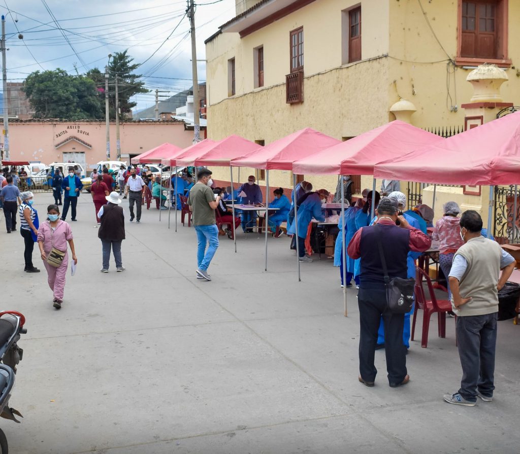 Jornada de descarte de la COVID-19 llegó al mercado viejo de Huánuco (