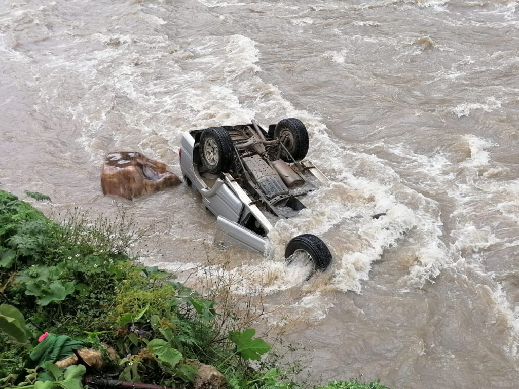 Joven murió ahogado tras desbarrancarse con automóvil
