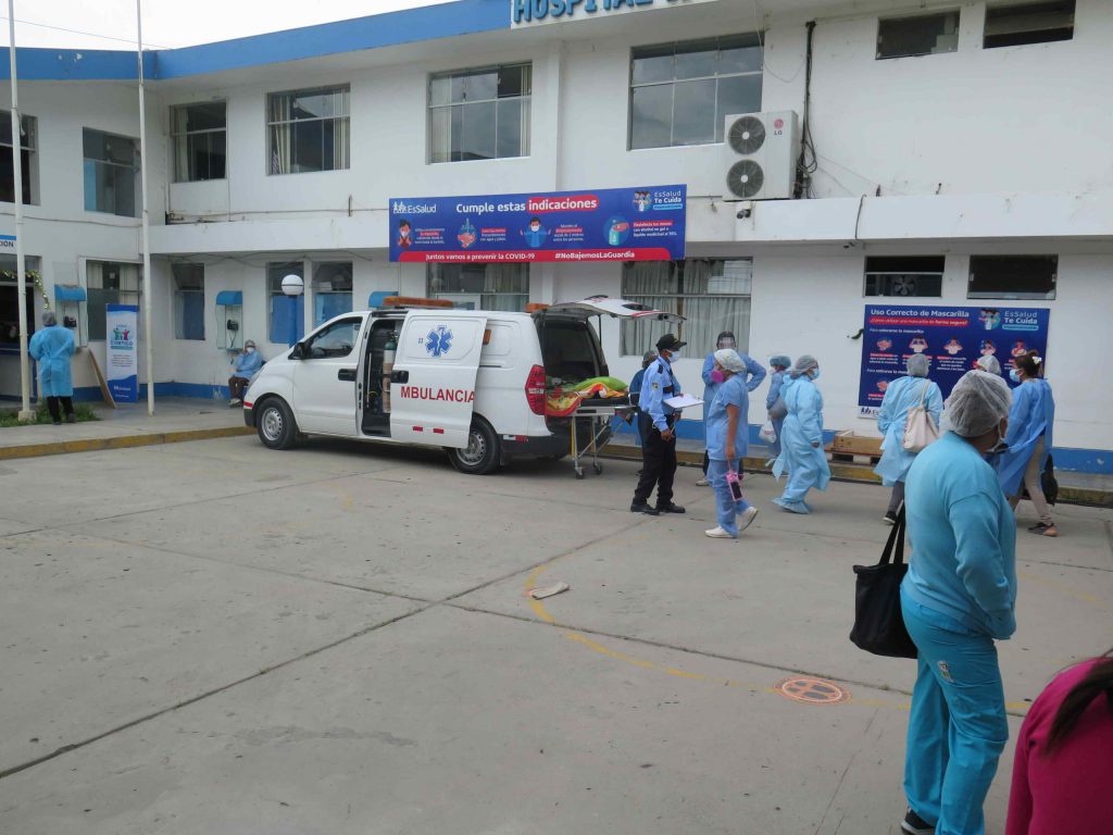 Pacientes COVID-19 abruman el hospital de EsSalud