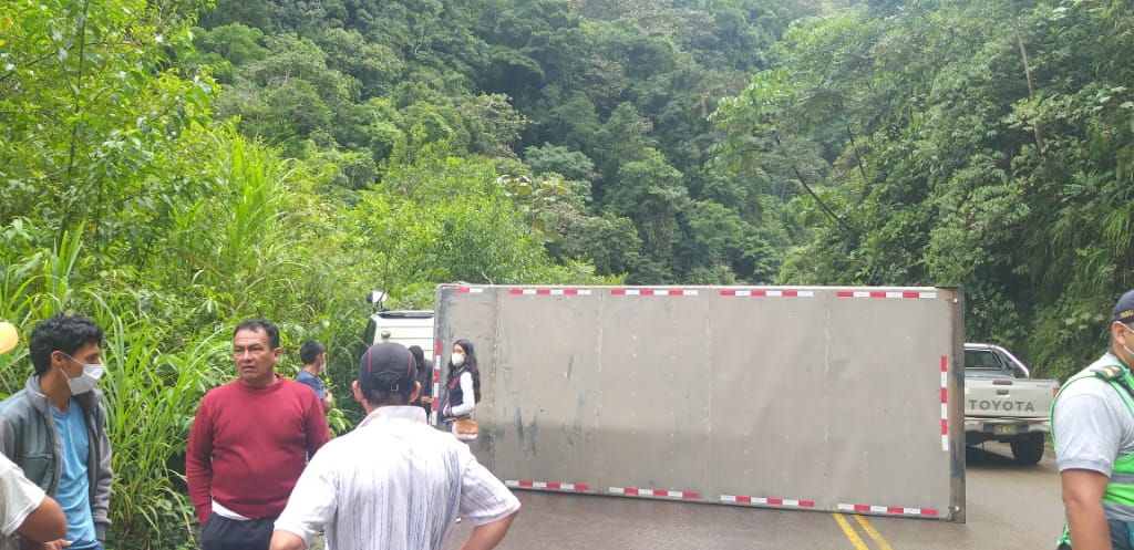 Transportista muere aplastado por balones de oxígeno en accidente de furgón