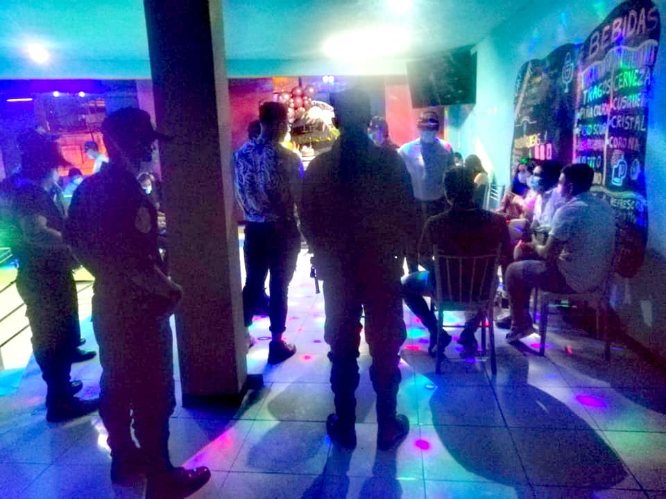 Intervienen a tres policías antidrogas en fiesta COVID-19