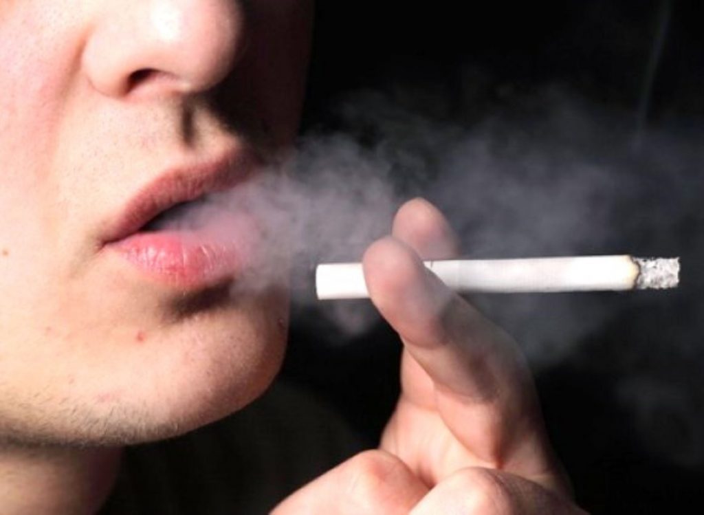 Tabaco puede aumentar riesgo de padecer problemas de salud mental