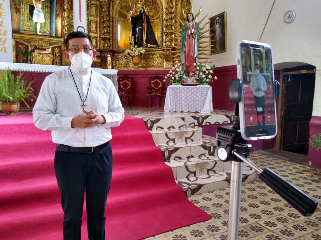 Sacerdote que predica en TikTok y ya tiene más de 1.3 millones de seguidores