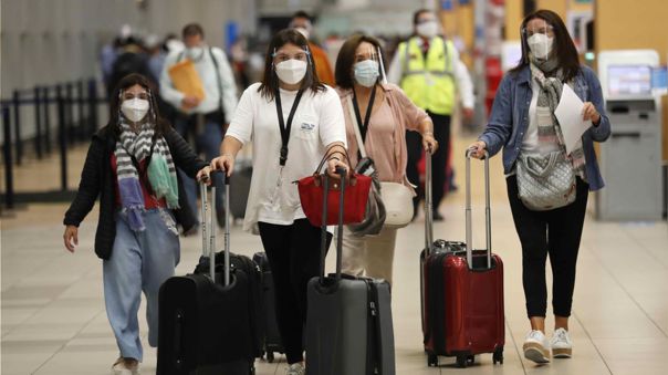 Peruanos impacientes y pudientes optan por viajar a estados unidos para vacunarse