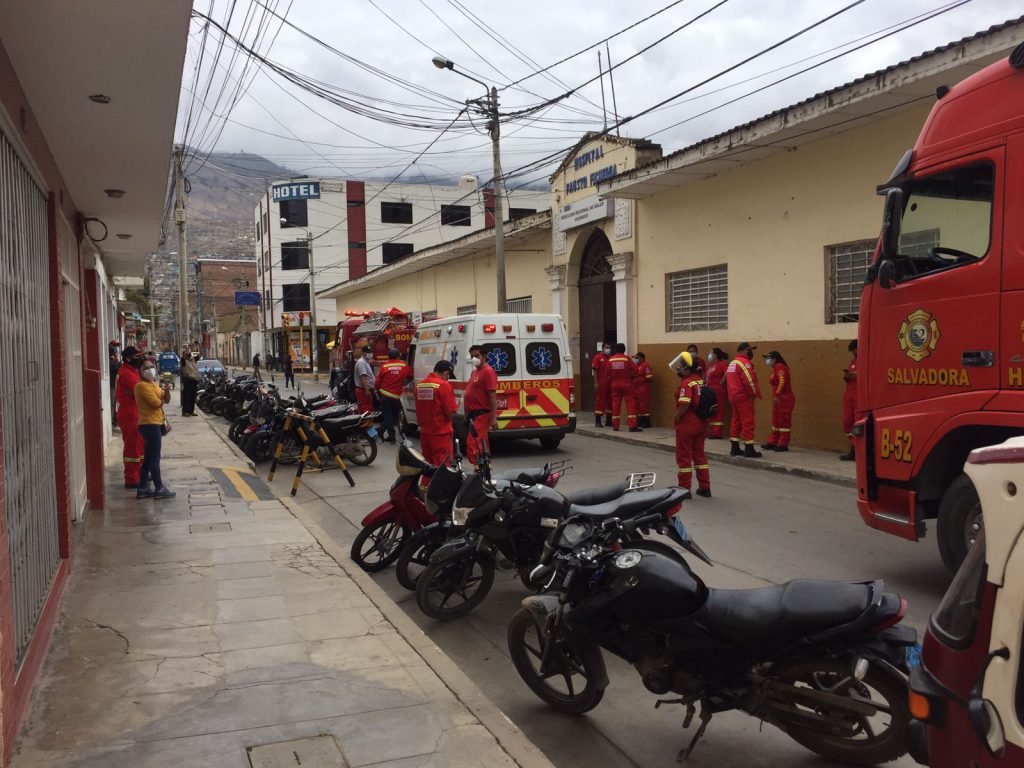 Bomberos realizaron plantón en la Diresa exigiendo vacunas