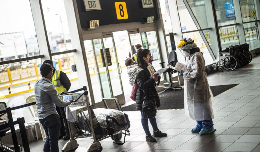 Minsa estima que 70 000 peruanos se vacunaron en el exterior