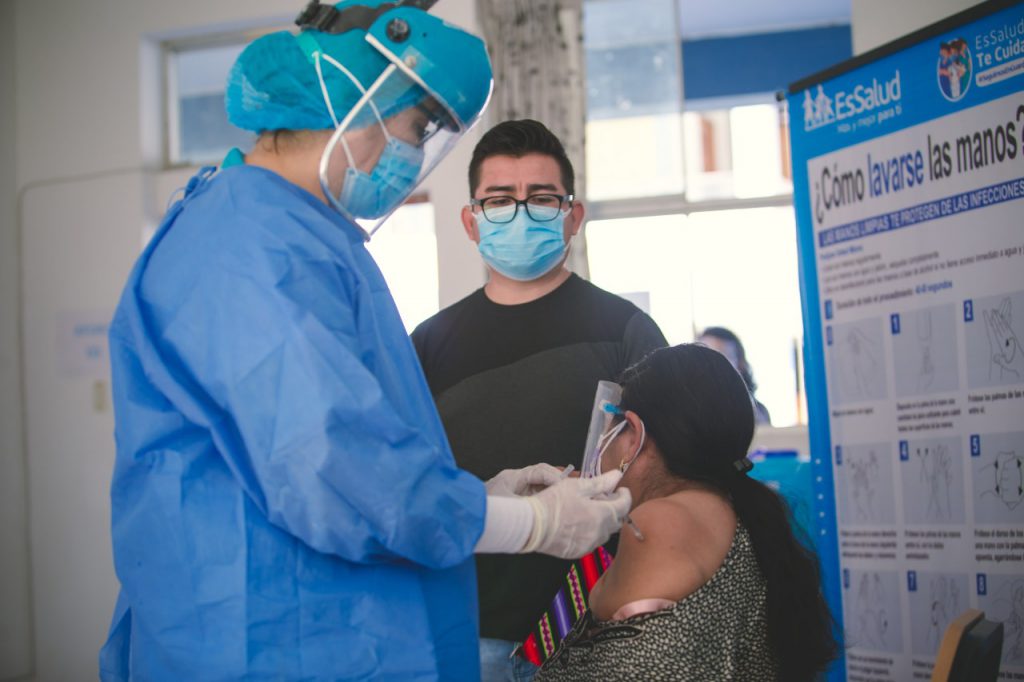 Exhortan a mayores de 65 años acudir a los puntos de vacunación