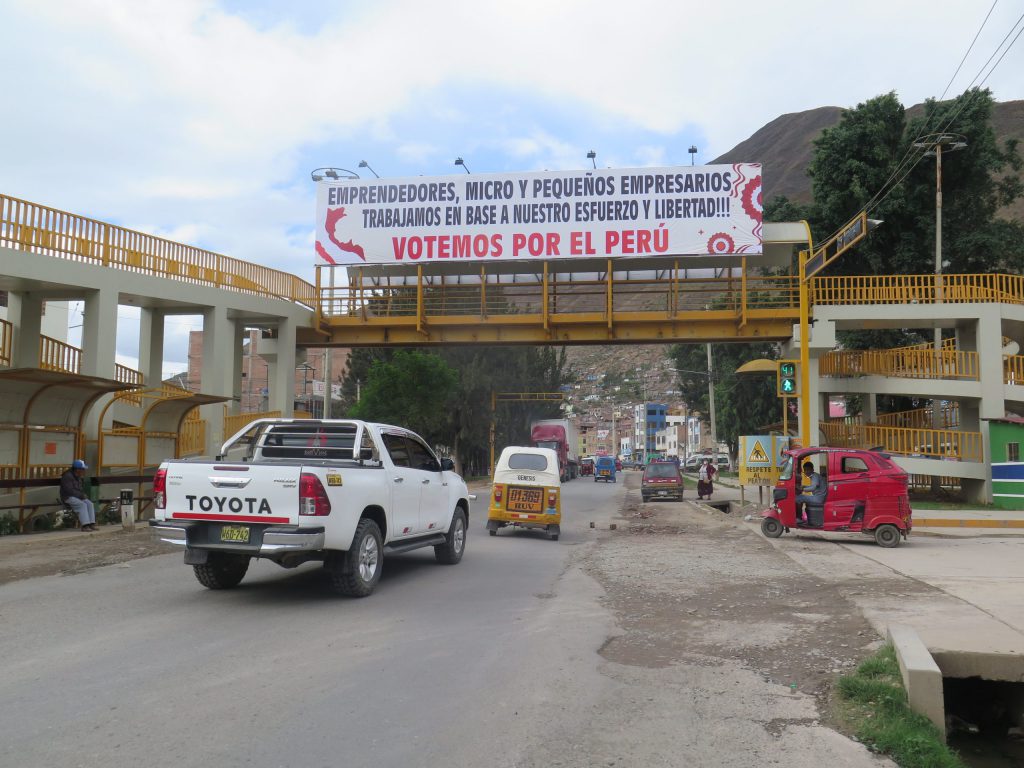 Instalan propaganda en puentes peatonales de Amarilis a favor de Keiko