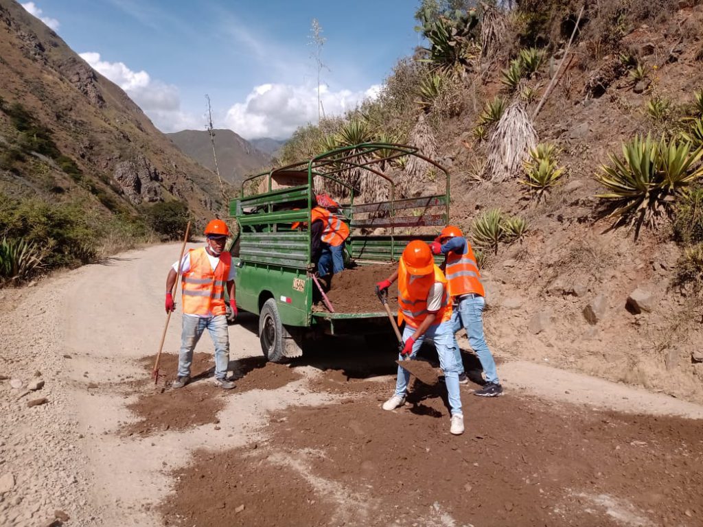 Pobladores de 4 distritos rehabilitan 36 kilómetros de carretera con faenas