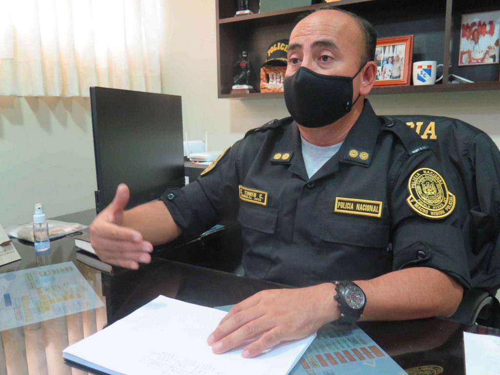 Policías esperan segunda dosis de vacuna contra la COVID-19