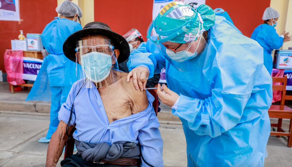 Ausentismo retrasa la vacunación de adultos mayores contra la COVID-19
