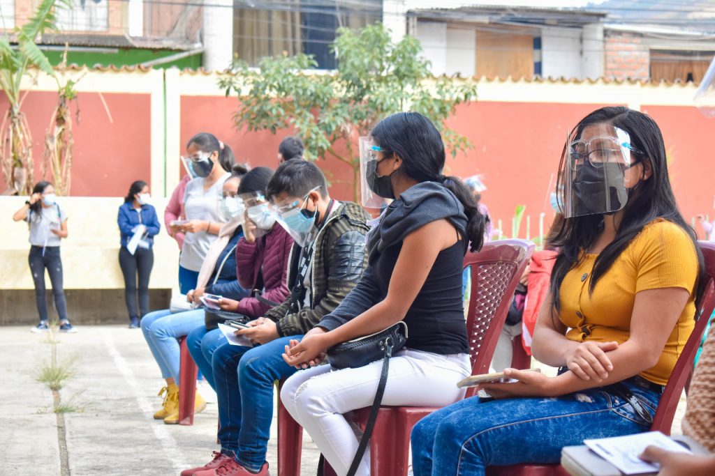 Vacunan contra la COVID-19 a estudiantes internos de ciencias de la salud