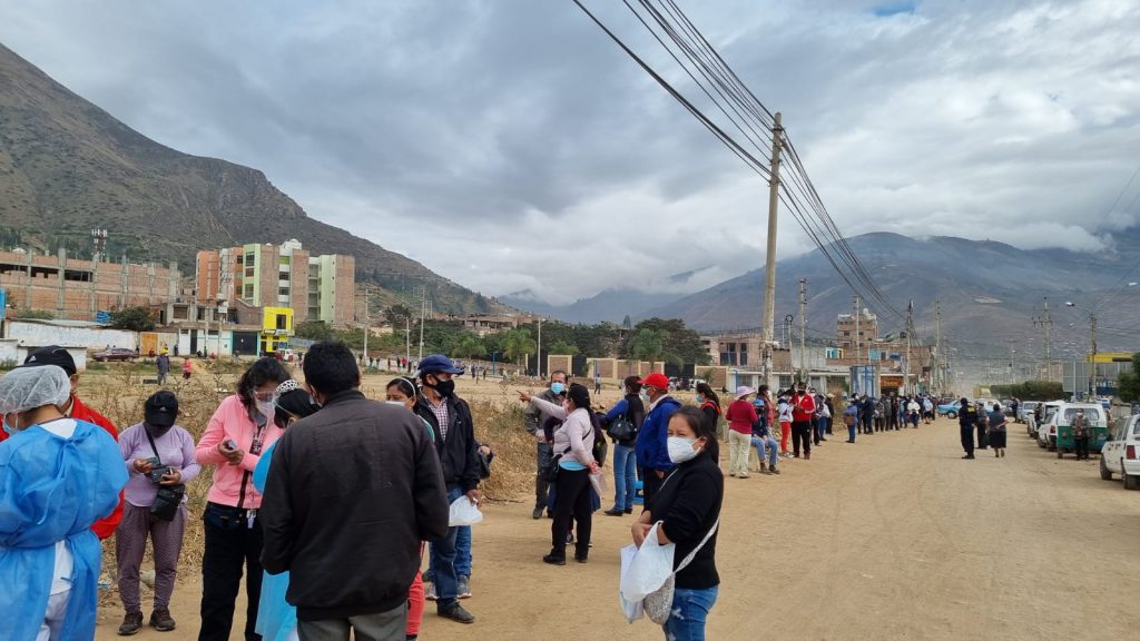 Adultos mayores hicieron largas colas en centros de vacunación