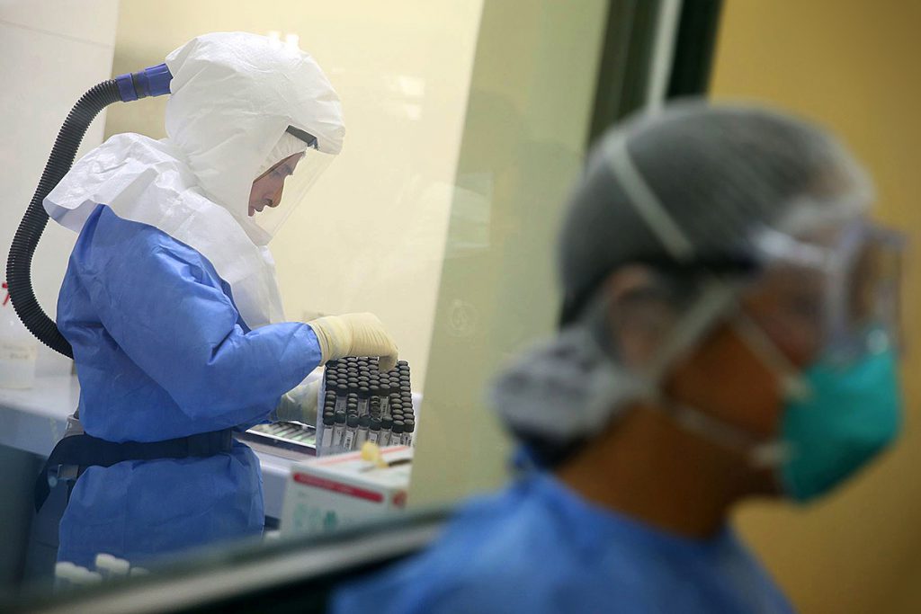 Equipo científico peruano investiga fármaco que combatiría la COVID-19