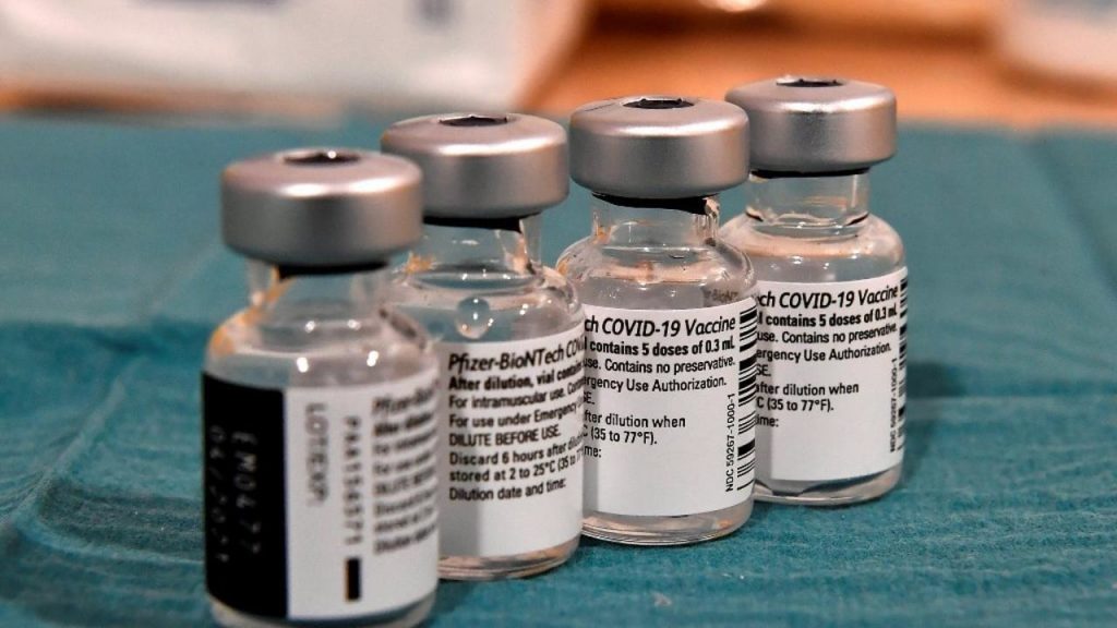 Pfizer afirma que su vacuna es más eficaz en adolescentes que en jóvenes