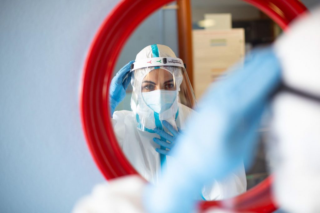 Italia baja de los mil contagios diarios de COVID-19 por primera vez desde septiembre