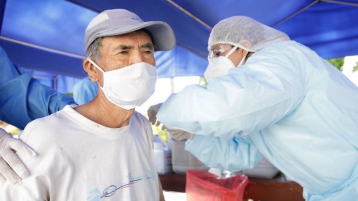 Vacunación de adultos mayores de 50 años iniciará este viernes y se desarrollará de manera gradual