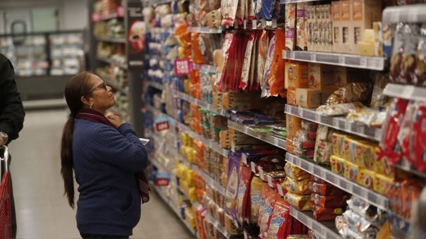 Alza del dólar afecta a uno de cada tres alimentos de la canasta básica familiar