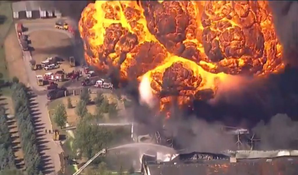 Explosión química en planta industrial de EE. UU. provoca la evacuación de cientos de personas