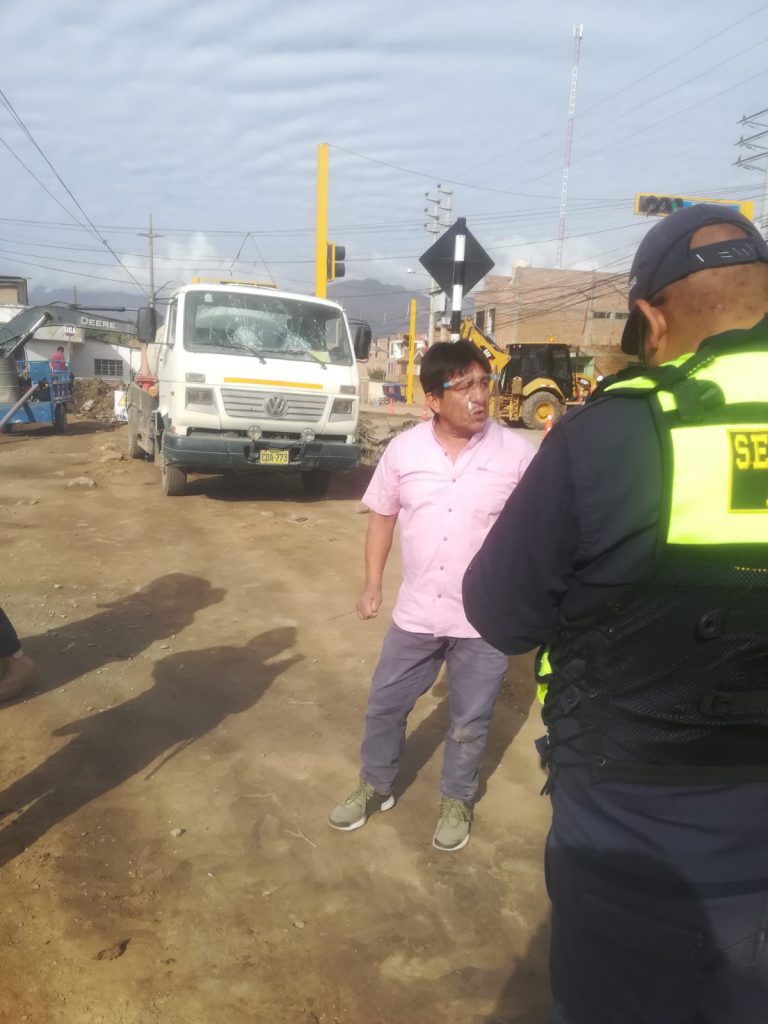 Abogado destroza parabrisas de maquinarias de consorcio