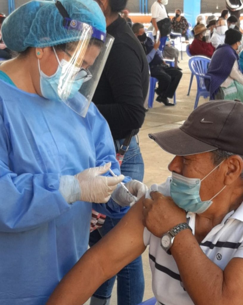 Adultos mayores comenzaron a recibir la segunda dosis de la vacuna contra la COVID-19
