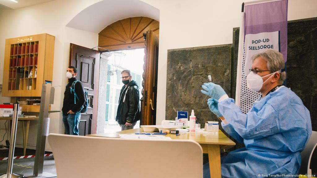 Los residentes de la Unión Europea deben vacunarse completamente contra el coronavirus lo antes posible para agosto