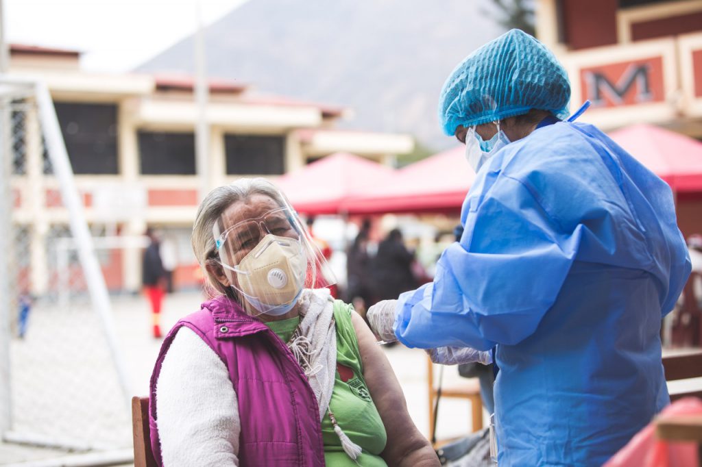 Cinco mil adultos mayores de 80 años recibieron segunda dosis de vacuna