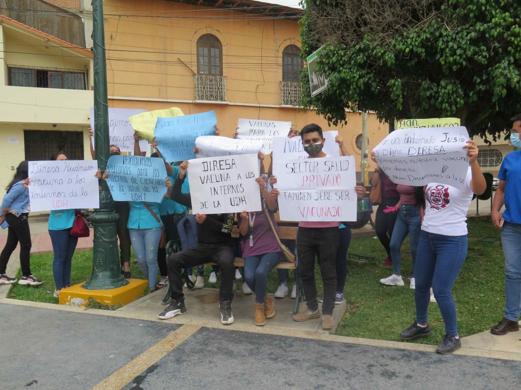 Estudiantes de la UDH piden con plantón vacunas contra la COVID-19 para iniciar internado