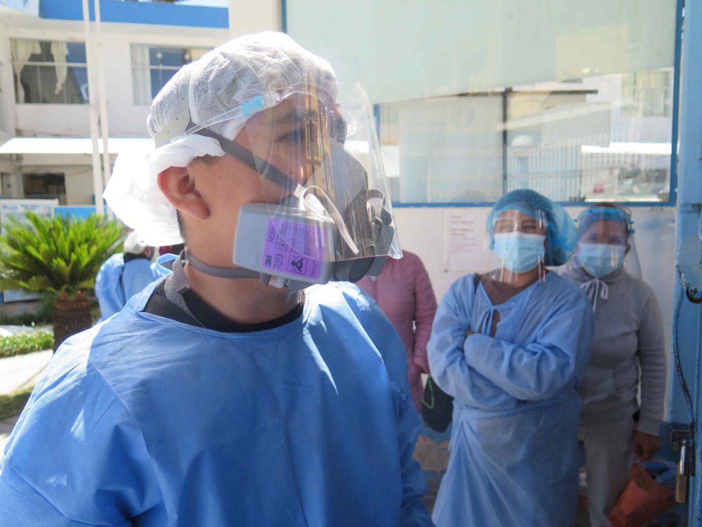 Familiares de pacientes COVID-19 internados en EsSalud denuncian falta de atención