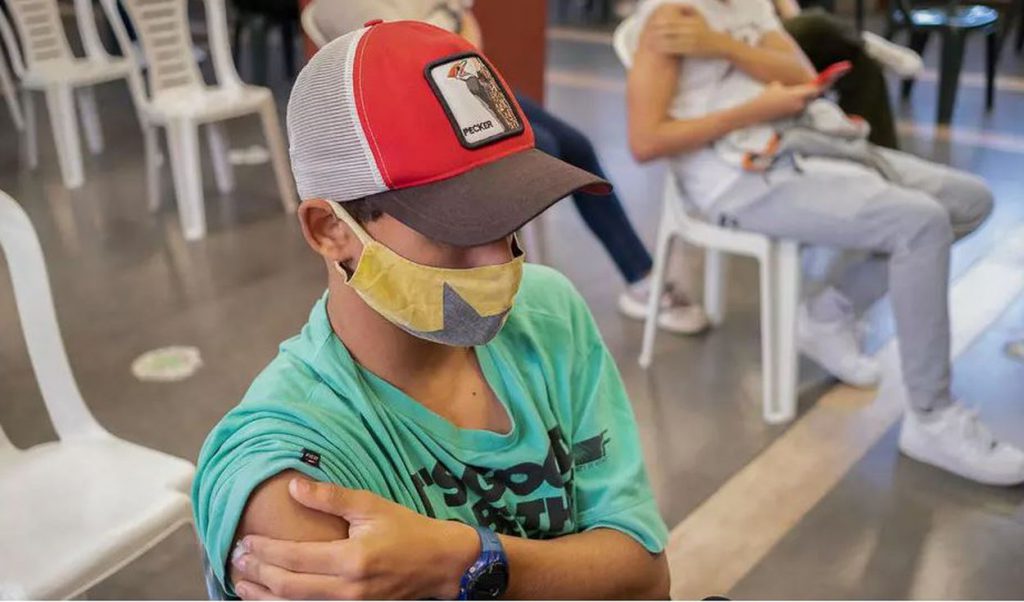 Aprueban uso de vacuna Pfizer en adolescentes de 12 a 15 años