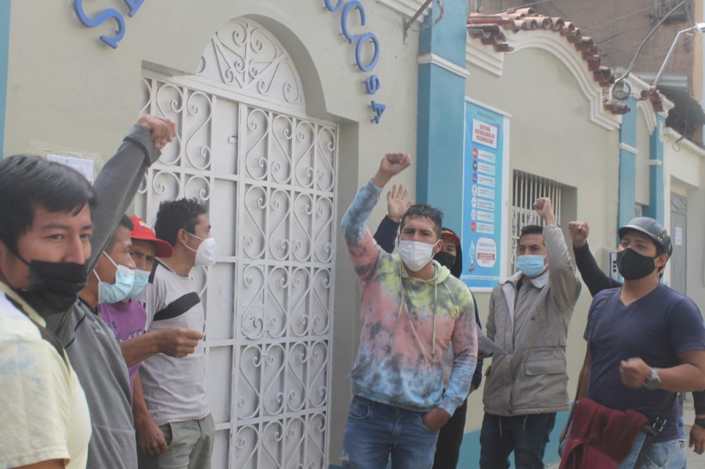 Obreros realizan plantón en Seda Huánuco exigiendo pago de salarios