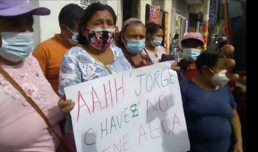 Pobladores de Jorge Chávez protestaron en la sede de Seda Huánuco por fallas en el servicio