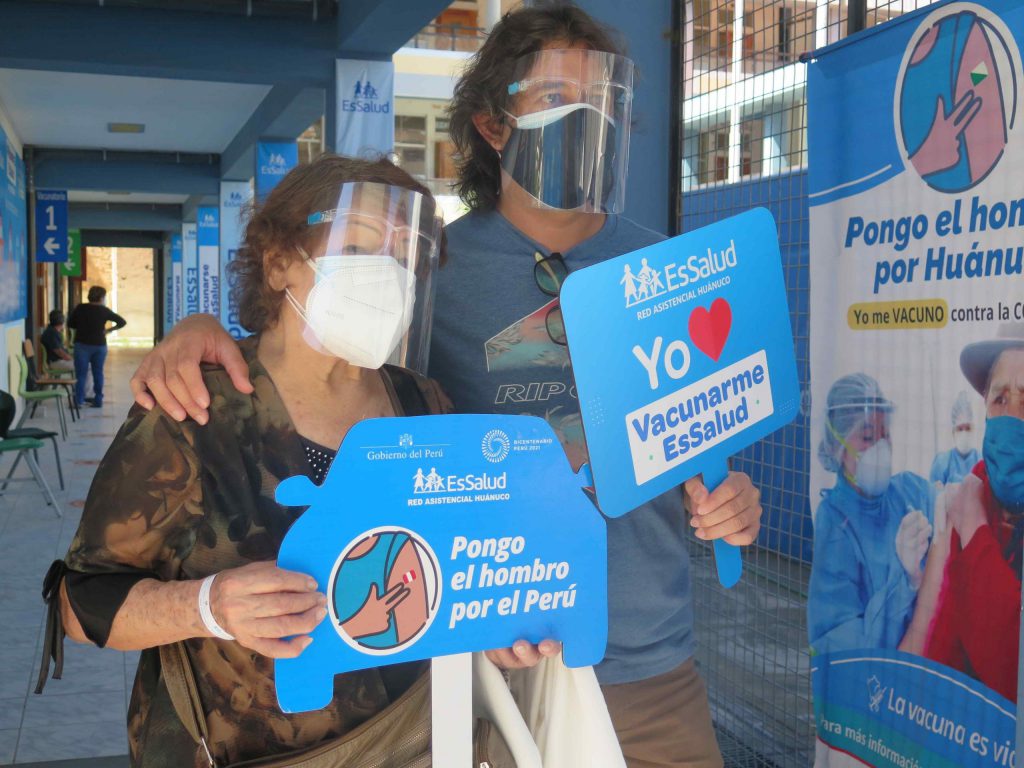 Seiscientos adultos mayores fueron vacunados en el vacunamóvil de EsSalud