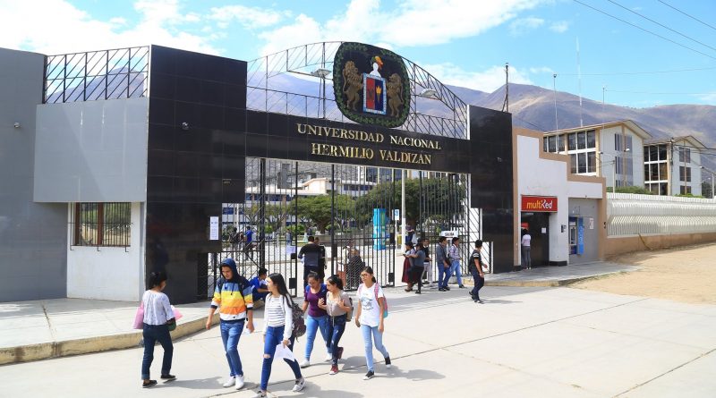 Sentencian a catedrático por pedir coima y favores sexuales a una alumna