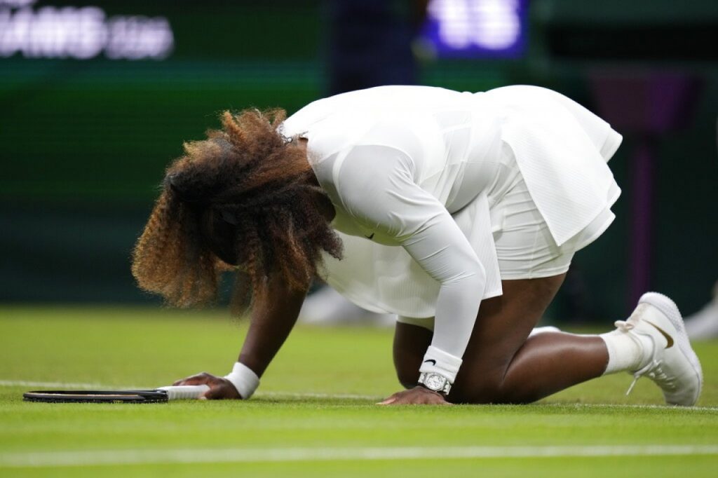 Serena Williams, entre dolores y lágrimas, abandona Wimbledon por una lesión en la pierna
