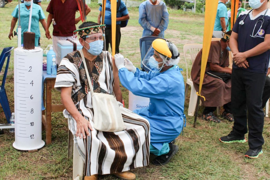 Vacunan contra la COVID-19 a jefes de comunidades indígenas de Puerto Inca