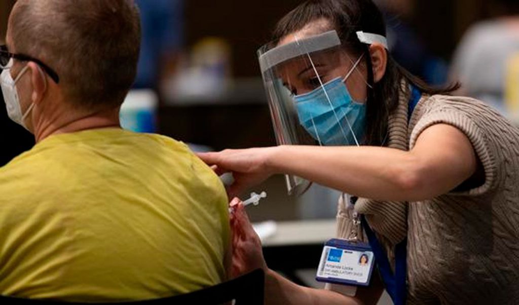 Al menos 2000 millones de dosis de vacunas anti-COVID-19 se aplicaron en seis meses