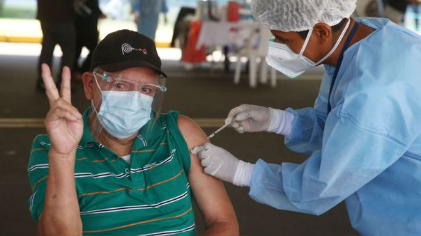 Para el 75% de los peruanos, las prioridades son la salud y la vacunación contra la COVID-19