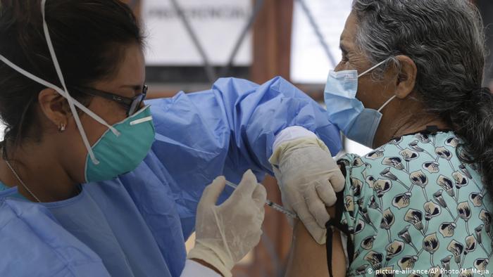 Más de 1 millón de adultos mayores aún sin vacunas