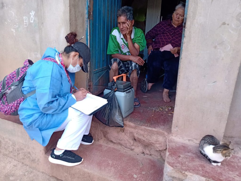 Brigadas de salud vacunan en el asentamiento humano Aparicio Pomares