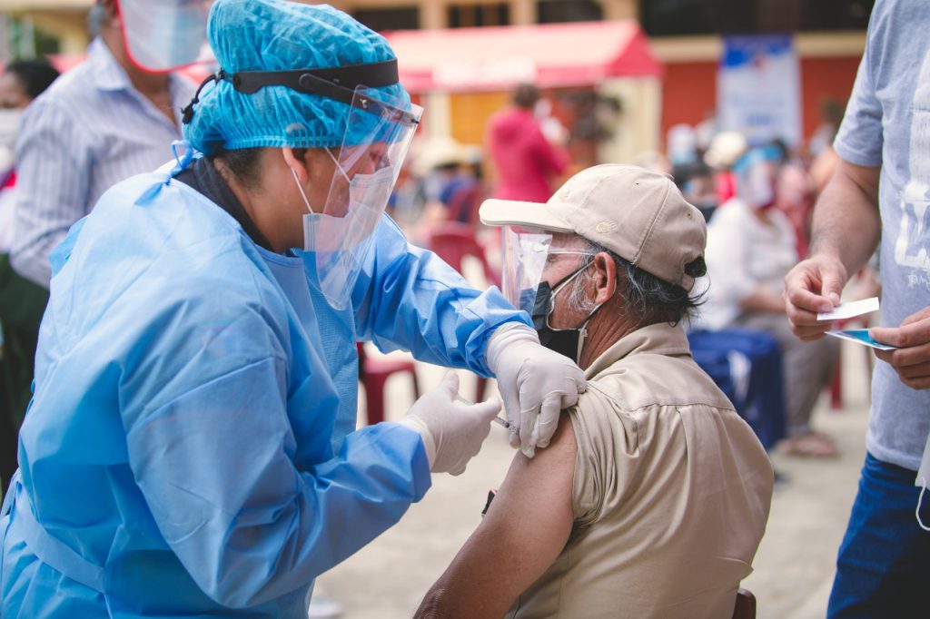 El 20% de adultos mayores se resiste a recibir vacuna contra la COVID-19