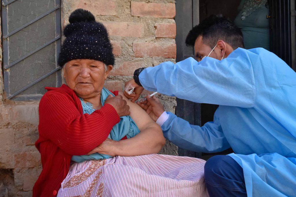 El 50 % de la población de 70 distritos aún no es vacunado contra la COVID-19