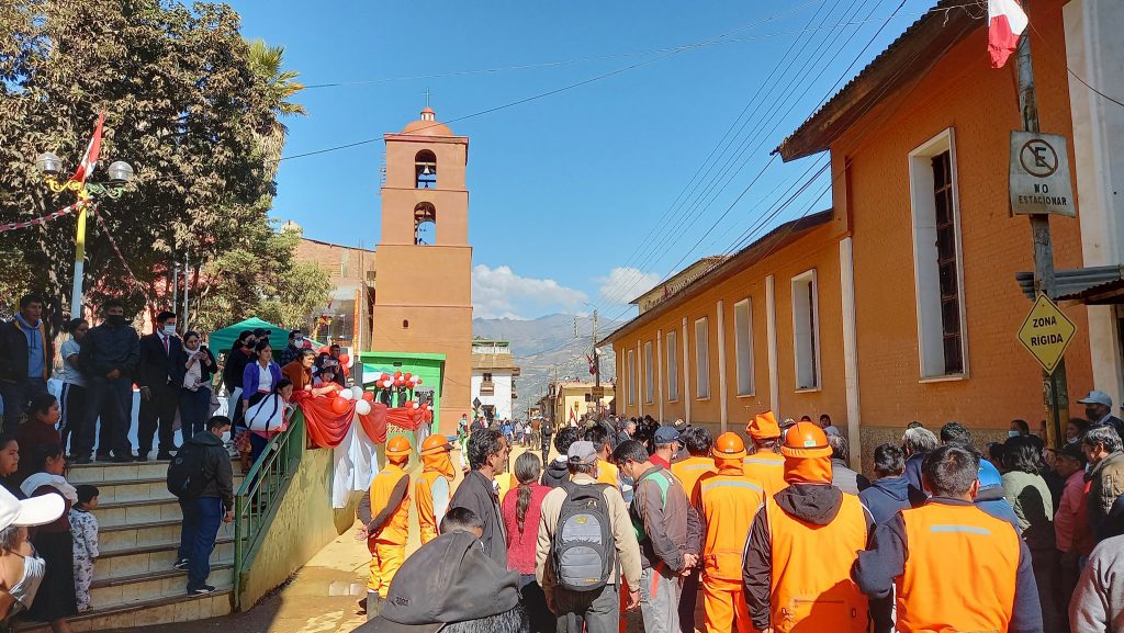 En ceremonia por el Bicentenario, obreros reclaman pago a alcalde de Pachitea